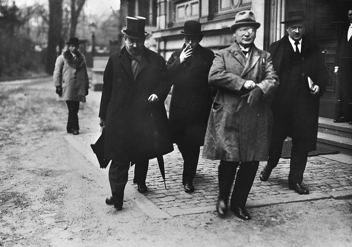 Члены советской делегации на переговорах в Берлине  (слева направо): Георгий Чичерин, Карл Радек, Максим Литвинов, Стефан Братман-Бродовский, 1922 год