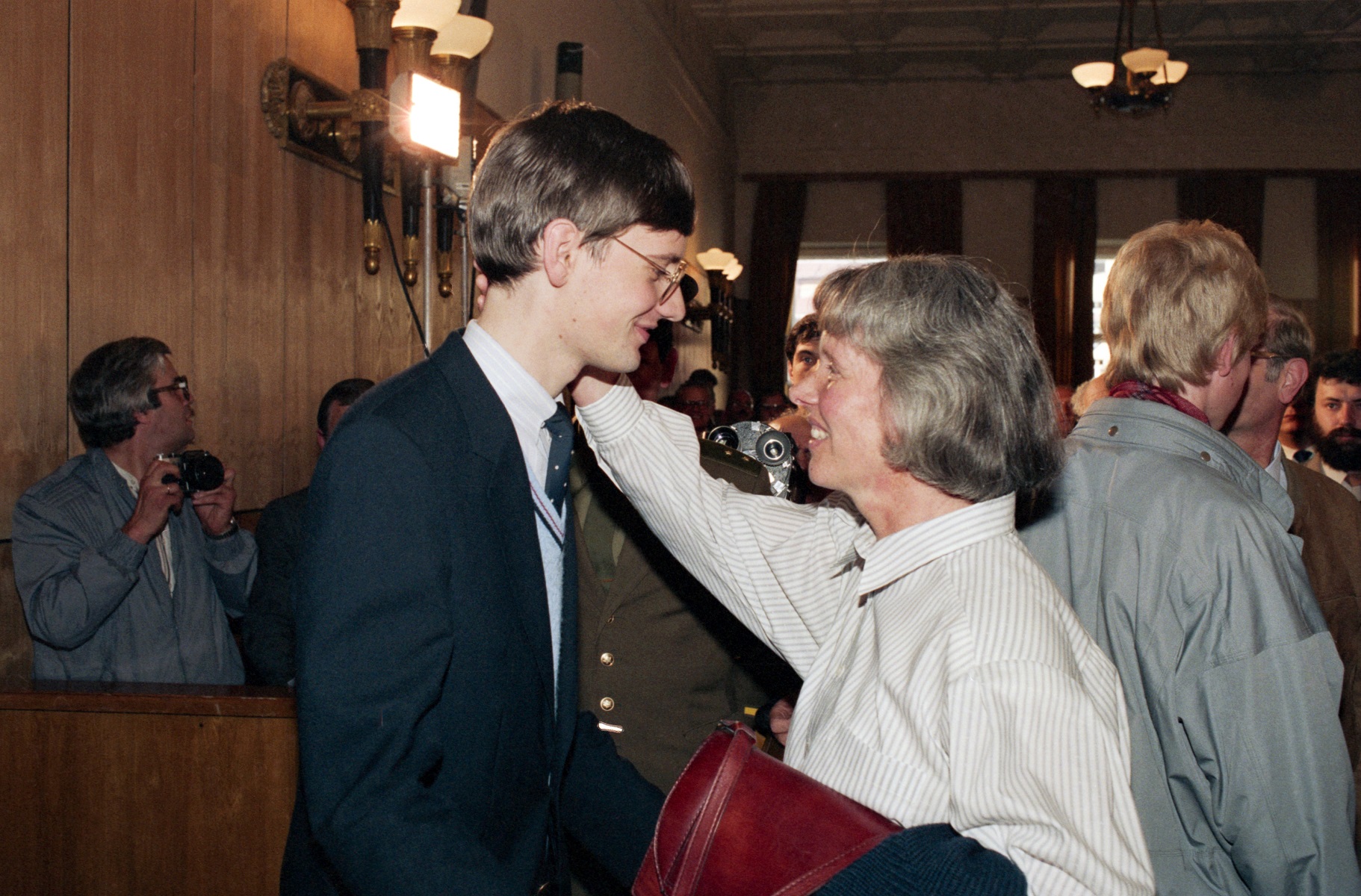 Матиас Руст с матерью в зале суда после вынесения приговора, Москва, 4 сентября 1987 года