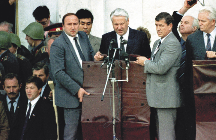 Борис Ельцин выступает на похоронах жертв путча. Слева — его главный охранник Александр Коржаков, Москва, 24 августа 1991 года