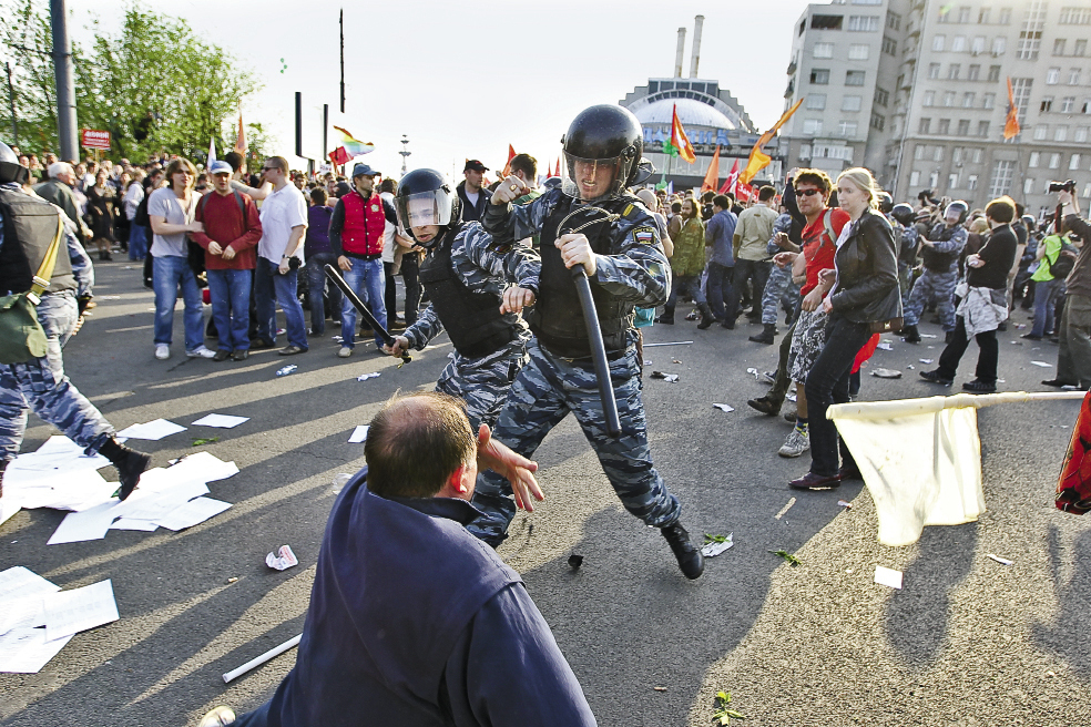 Омоновцы избивают Сергея Кривова во время задержания демонстрантов на Болотной площади, Москва, «Марш миллионов»,  6 мая 2012 года. Фото: Евгений Гладин