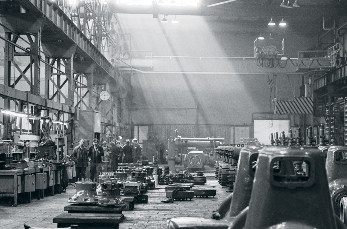 К 1989 году образовался дефицит всего и вся — от продуктов до металла.  На снимке: вынужденный простой в оборонном цехе завода «Борец» в Москве. Фото: Виктор Будан/ТАСС