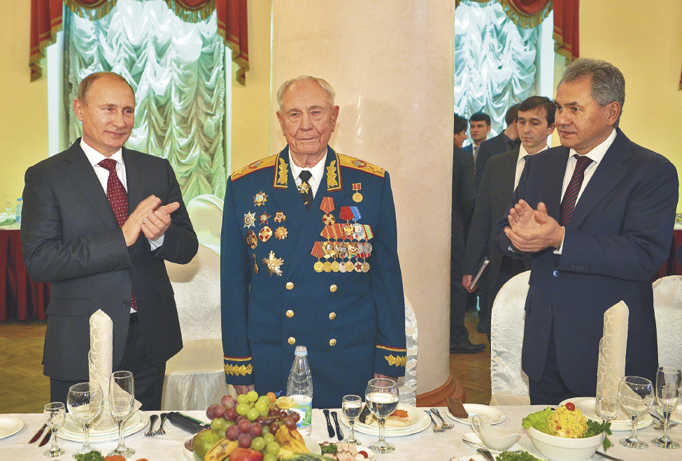 Владимир Путин и Сергей Шойгу поздравляют Дмитрия Язова с 90-летием,  Москва, 8 ноября 2014 года