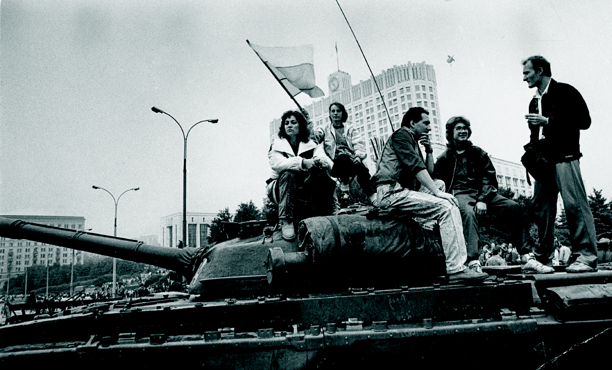 Тогда казалось, что это забыть нельзя: защитники Белого дома на танке, Москва, 21 августа 1991 года