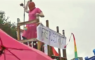 Мэр Рейкьявика надел платье и балаклаву в поддержку Pussy Riot
