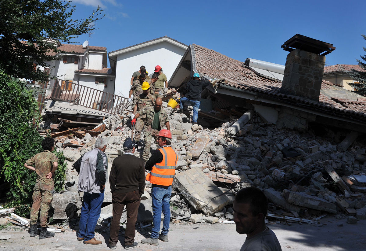 Италия: число жертв землетрясения растет