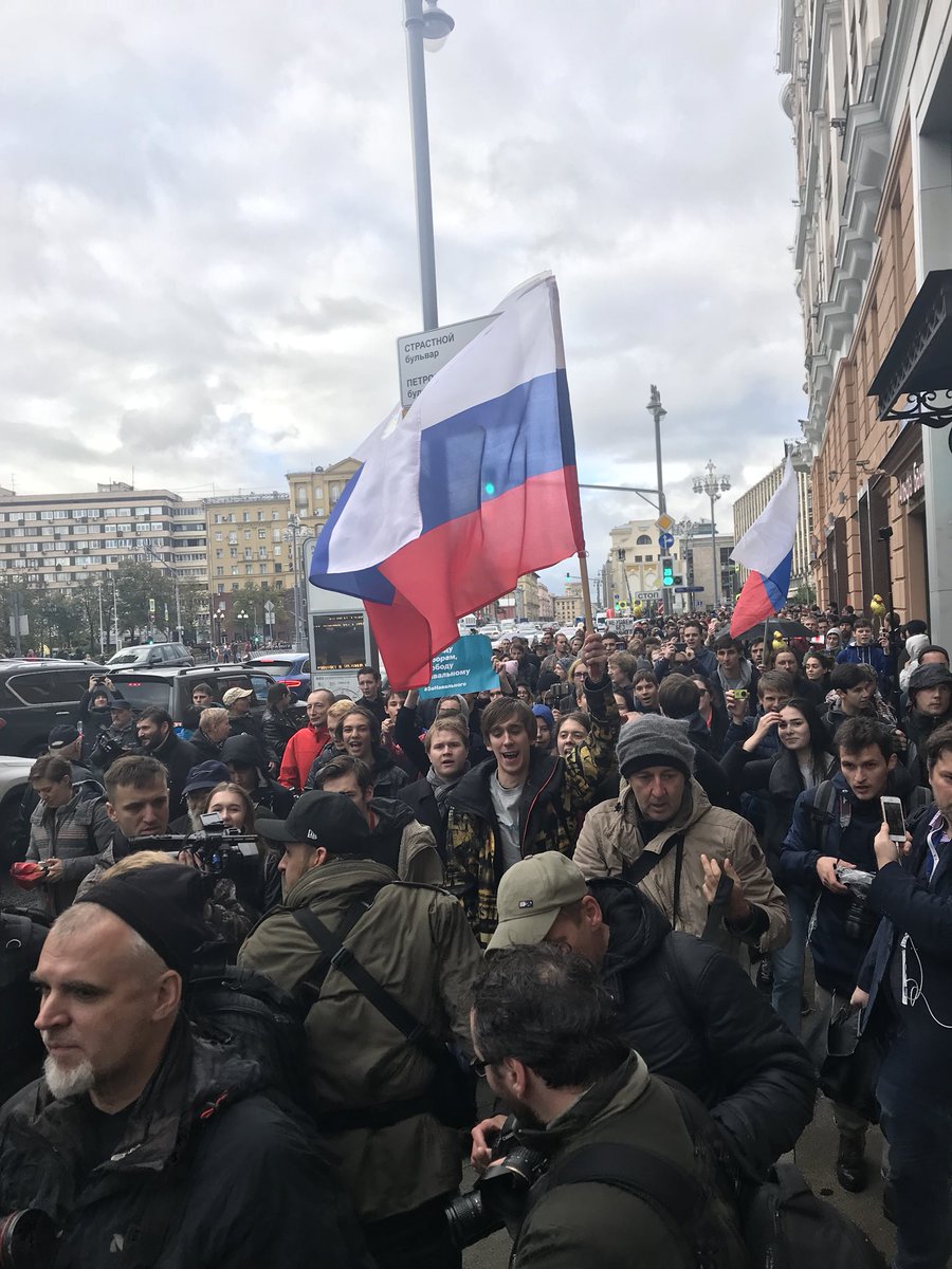 Москва, Тверская улица, протестующие гуляют по широким собянинским тротуарам (спасибо мэру за понимание нужд оппозиции!) в сторону Кремля, 7 октября 2017 года