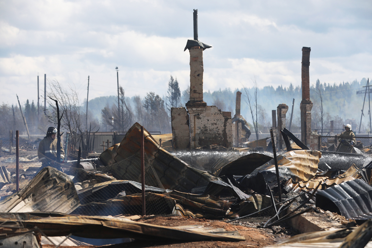 Около 30 домов сгорели в поселке Стрелка, Красноярский край, 25 мая 2017 года