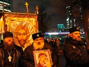 Православная общественность пока зажата между кулуарами власти и маршами протеста