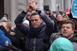 Алексей Навальный за несколько минут до задержания на тротуаре Тверской улицы, когда он направлялся на Пушкинскую площадь