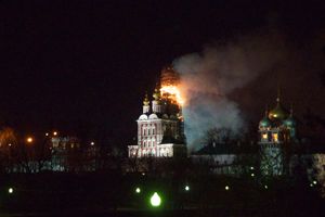 Пожар колокольни Новодевичьего монастыря в Москве
