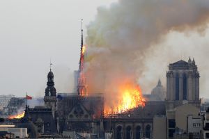 Пожар в  Notre Dame de Paris: структура здания спасена