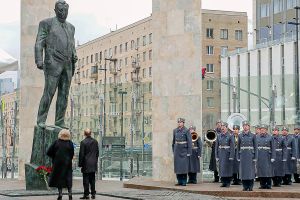 О чем молчит Примаков-памятник