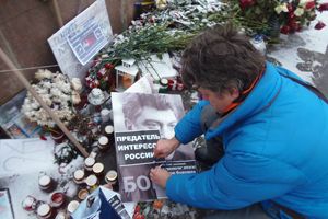 Кто осквернил мемориал на месте гибели Немцова