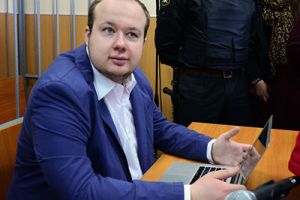 Соратника Навального признали виновным по «плакатному делу»