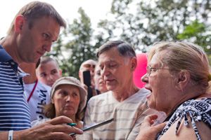 Кто стоит за Навальным