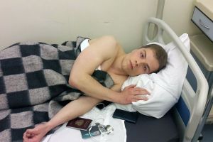 Жестоко избитого полицией волонтера штаба Навального выписали из больницы и отвезли обратно в ОВД