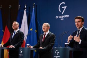 Франция с Германией и Польшей призвали Россию к диалогу по безопасности в Европе