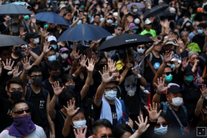 В Гонконге тысячи людей устроили траур в день 70-летия КНР