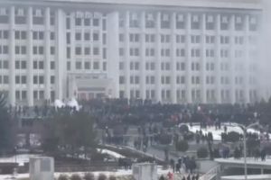 Правительство Казахстана ушло в отставку. Протесты в стране продолжаются