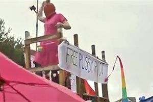 Мэр Рейкьявика надел платье и балаклаву в поддержку Pussy Riot